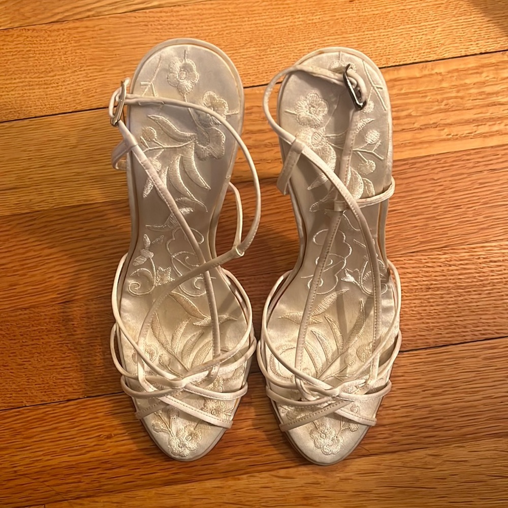 Badgley Mischa Ivory Satin Embroidered sandals size 7. 4in heels leather sole